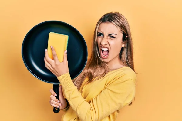 Mooie Spaanse Vrouw Die Kookpan Schoonmaakt Met Geurder Boos Gek — Stockfoto