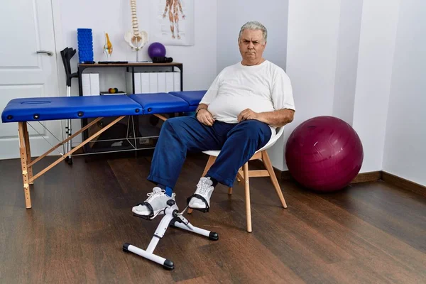 Homem Caucasiano Sênior Clínica Fisioterapia Usando Pedal Exercitador Cético Nervoso — Fotografia de Stock