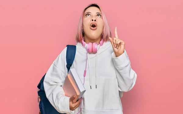 Mujer Hispana Pelo Rosa Con Mochila Estudiantil Auriculares Asombrada Sorprendida —  Fotos de Stock