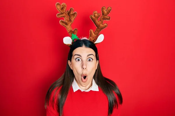Jovem Hispânica Vestindo Chifres Bonitos Rena Natal Assustado Espantado Com — Fotografia de Stock