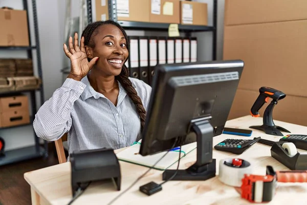 Femme Africaine Travaillant Dans Commerce Électronique Des Petites Entreprises Souriant — Photo