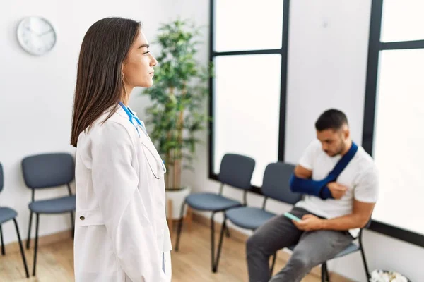 Jonge Aziatische Arts Vrouw Wachtkamer Met Een Man Met Een — Stockfoto