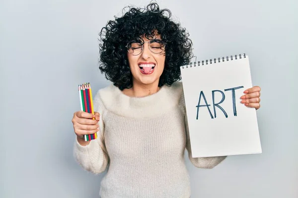若いです中東女性保持アートノートを持っていますアートノートステッキング舌アウト幸せとともに面白い式 — ストック写真
