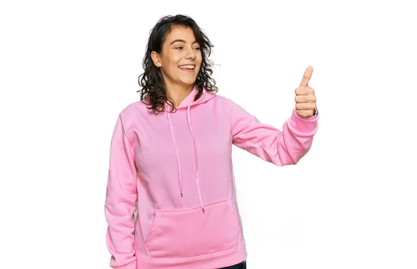 Jonge Spaanse Vrouw Draagt Casual Sweatshirt Kijken Trots Glimlachen Doen — Stockfoto