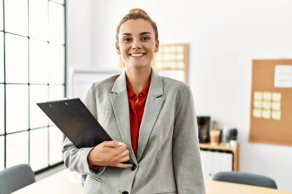 Jonge Vrouw Zakenman Glimlachen Zelfverzekerd Holding Klembord Kantoor — Stockfoto