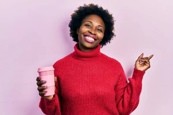 Jonge Afrikaanse Amerikaanse Vrouw Drinken Van Een Kopje Koffie Lachend — Stockfoto