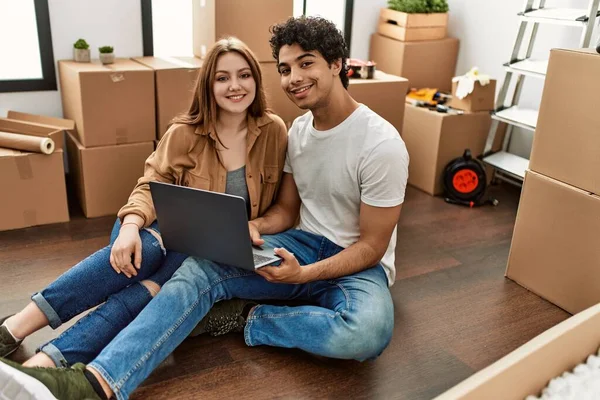 Young Couple Smiling Happy Using Laptop New Home — Stock Photo, Image