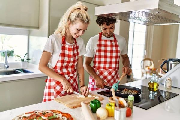 Genç Çift Mutfaktaki Tavayı Kullanarak Mutlu Bir Yemek Pişiriyor — Stok fotoğraf