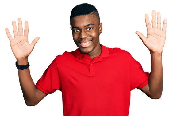 Joven Afroamericano Hombre Vistiendo Casual Camiseta Roja Mostrando Señalando Con —  Fotos de Stock