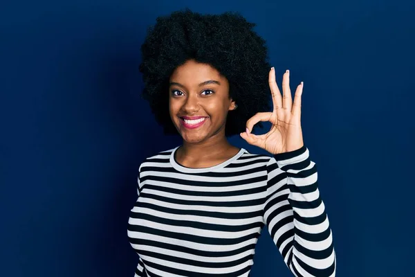 Jonge Afro Amerikaanse Vrouw Draagt Casual Kleding Glimlacht Positief Doet — Stockfoto