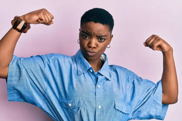 Junge Afroamerikanerin Lässiger Kleidung Die Stolz Lächelnde Armmuskeln Zeigt Fitnesskonzept — Stockfoto
