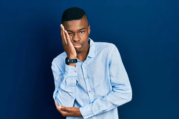 Fiatal Afro Amerikai Férfi Alkalmi Ruhát Visel Gondolkodás Fáradt Unatkozik — Stock Fotó