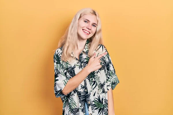 Beautiful Caucasian Woman Blond Hair Wearing Tropical Shirt Cheerful Smile — Stock Photo, Image