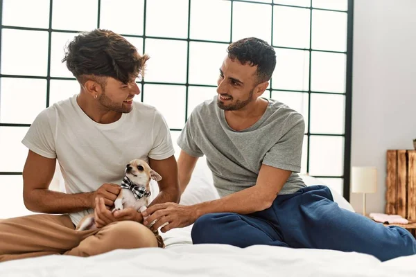Två Latinamerikanska Män Par Sitter Sängen Med Chihuahua Sovrummet — Stockfoto