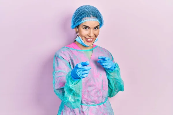 Giovane Donna Bruna Con Uniforme Chirurgo Maschera Medica Che Punta — Foto Stock