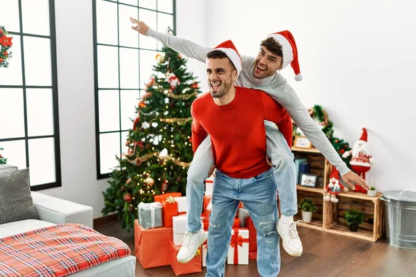 Dois Homens Hispânicos Casal Segurando Nas Costas Junto Árvore Natal — Fotografia de Stock