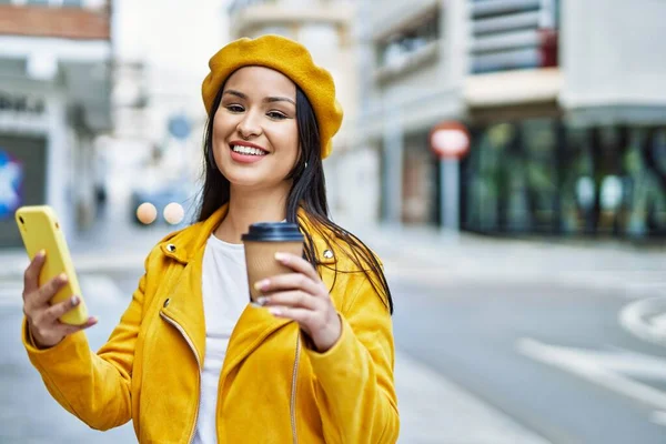 Νεαρή Λατίνα Κοπέλα Που Χρησιμοποιεί Smartphone Πίνοντας Καφέ Στην Πόλη — Φωτογραφία Αρχείου