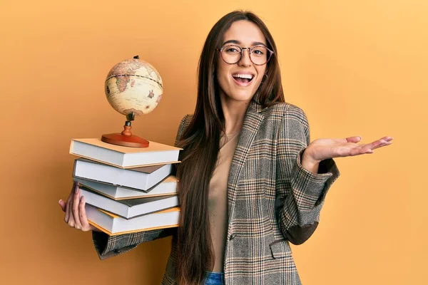 Coğrafya Okuyan Genç Spanyol Kız Başarıyı Mutlu Bir Gülümsemeyle Kazanan — Stok fotoğraf