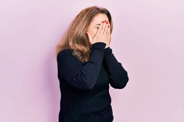 Kaukasische Frau Mittleren Alters Lässiger Kleidung Mit Traurigem Gesichtsausdruck Die — Stockfoto