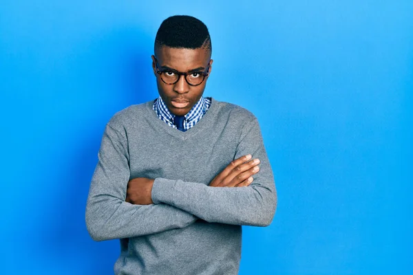 年轻的非洲裔美国人 戴着商务风格的眼镜 持怀疑和紧张的态度 双手交叉 脸上带着不赞成的表情 消极的人 — 图库照片