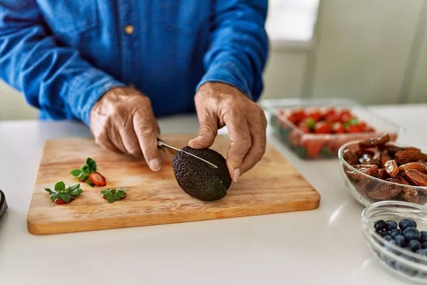 Senior Man Snijden Avocado Keuken — Stockfoto