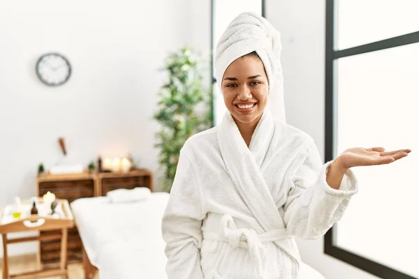 Giovane Donna Bruna Indossa Asciugamano Accappatoio Piedi Centro Bellezza Sorridente — Foto Stock