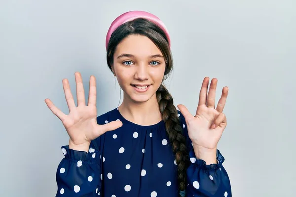 Zarif Görünümlü Genç Esmer Kız Dokuz Numaralı Parmaklarıyla Gösterip Işaret — Stok fotoğraf