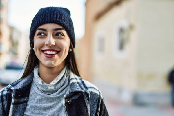 Jonge Spaanse Vrouw Glimlachend Gelukkig Staande Stad — Stockfoto