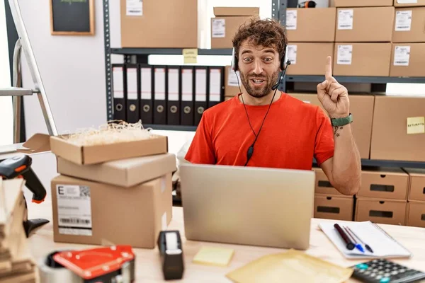 Jovem Agente Hispânico Call Center Trabalhando Armazém Apontando Dedo Para — Fotografia de Stock