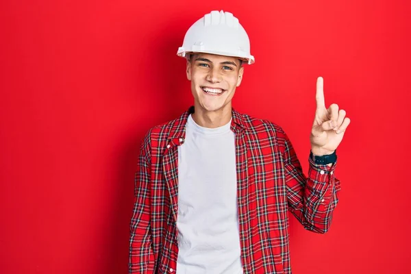 Een Jonge Spaanse Man Met Een Architect Met Een Helm — Stockfoto