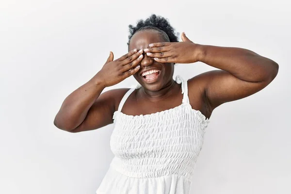 Молодая Африканская Женщина Стоящая Белом Изолированном Фоне Закрывая Глаза Улыбаясь — стоковое фото