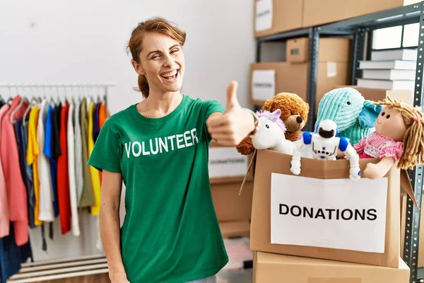 Mulher Branca Bonita Vestindo Shirt Voluntária Doações Stand Aprovando Fazer — Fotografia de Stock