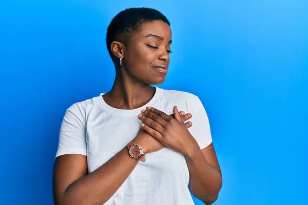 Jonge Afro Amerikaanse Vrouw Met Casual Wit Shirt Lachend Met — Stockfoto