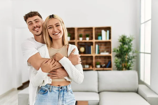 Genç Beyaz Çift Mutlu Bir Şekilde Gülümsüyor Evde Birbirlerine Sarılıyorlar — Stok fotoğraf