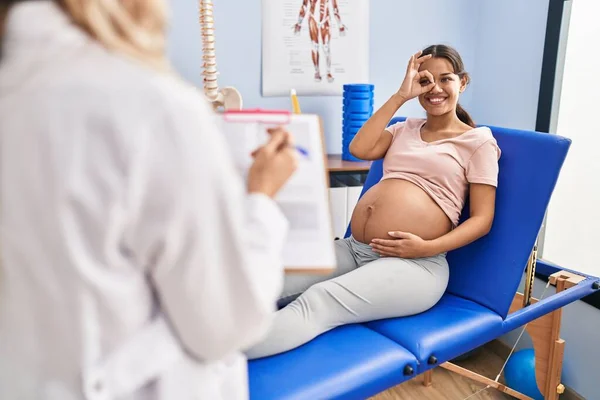 Ung Gravid Kvinna Sjukgymnast Klinik Firar Galen Och Förvånad Över — Stockfoto