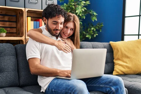 Man Och Kvinna Som Använder Laptop Kramar Varandra Hemma — Stockfoto