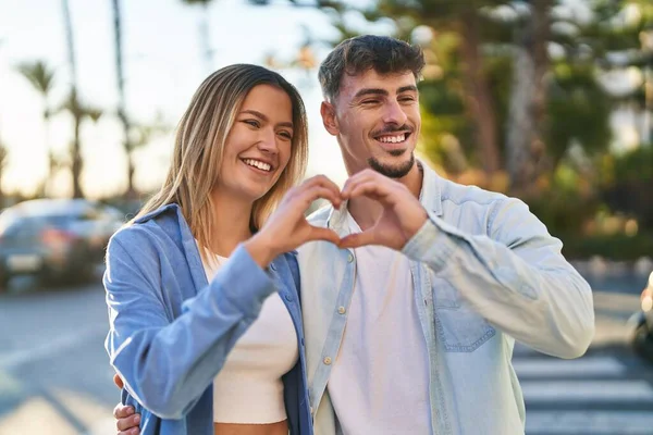 Tânăr Femeie Cuplu Zâmbind Încrezător Făcând Simbolul Inimii Mâinile Stradă — Fotografie, imagine de stoc