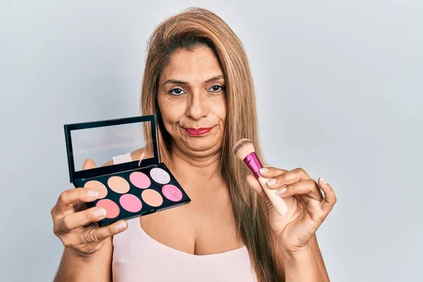 Mulher Hispânica Meia Idade Segurando Escova Maquiagem Blush Cético Nervoso — Fotografia de Stock