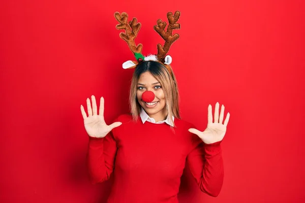 Mooie Latijns Amerikaanse Vrouw Draagt Herten Kerstmuts Rode Neus Laten — Stockfoto