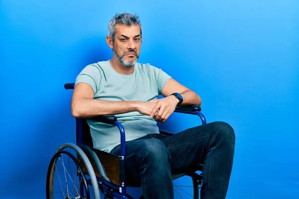 Schöner Mann Mittleren Alters Mit Grauen Haaren Der Deprimiert Rollstuhl — Stockfoto