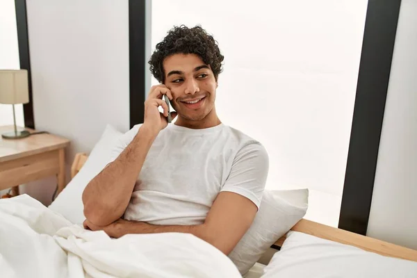 Fiatal Spanyol Férfi Beszél Okostelefonon Ágyon Hálószobában — Stock Fotó