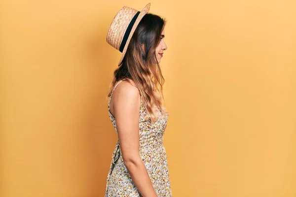Junge Hispanische Mädchen Mit Sommerhut Zur Seite Schauen Entspannen Profil — Stockfoto