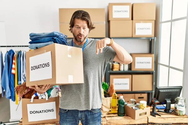 Hombre Guapo Mediana Edad Sosteniendo Caja Donaciones Para Caridad Puesto — Foto de Stock