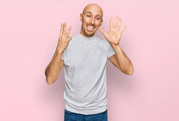 Homem Careca Com Barba Vestindo Camisa Branca Casual Mostrando Apontando — Fotografia de Stock