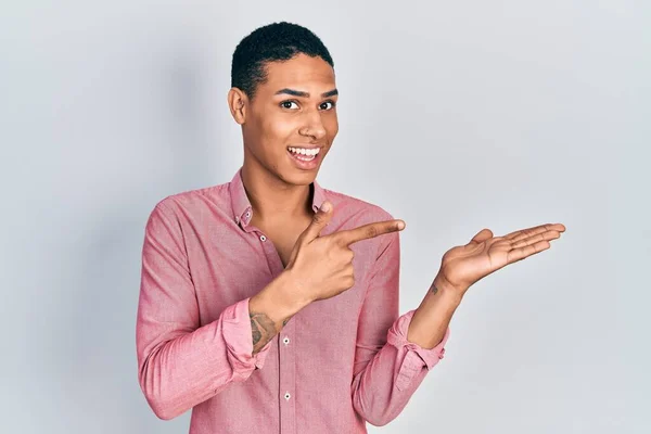 Jovem Afro Americano Vestindo Roupas Casuais Maravilhado Sorrindo Para Câmera — Fotografia de Stock