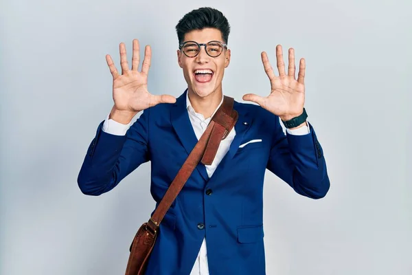 Молодий Іспаномовний Чоловік Носить Діловий Одяг Показуючи Вказуючи Пальцями Номер — стокове фото