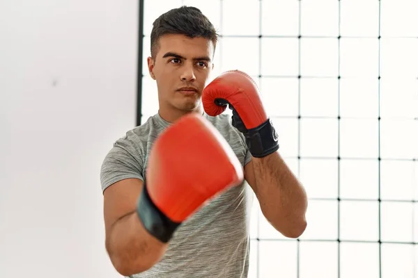 Joven Hombre Hispano Boxeando Centro Deportivo — Foto de Stock
