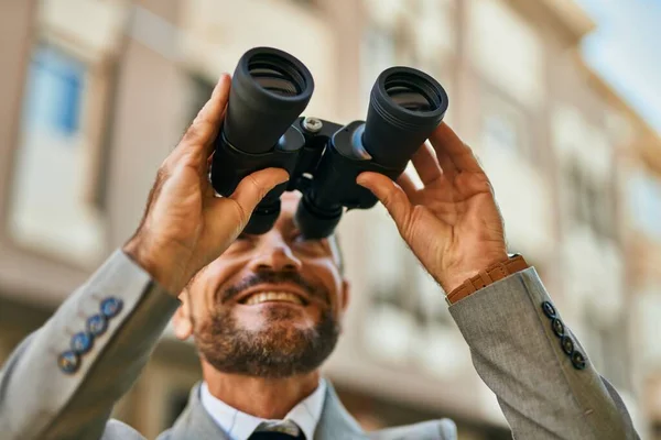 Middle Age Businessman Looking New Opportunity Using Binoculars City — Stock Photo, Image