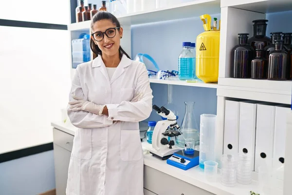 Young Hispanic Woman Wearing Scientist Uniform Standing Arms Crossed Gesture — Stock Photo, Image