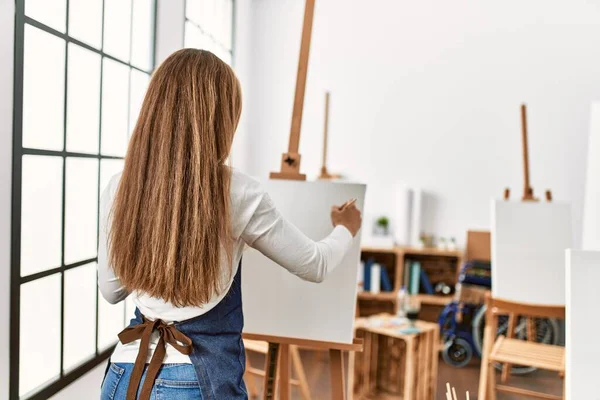 Resim Stüdyosunda Arka Planda Beyaz Bir Kadın Resmi Çiziyor — Stok fotoğraf